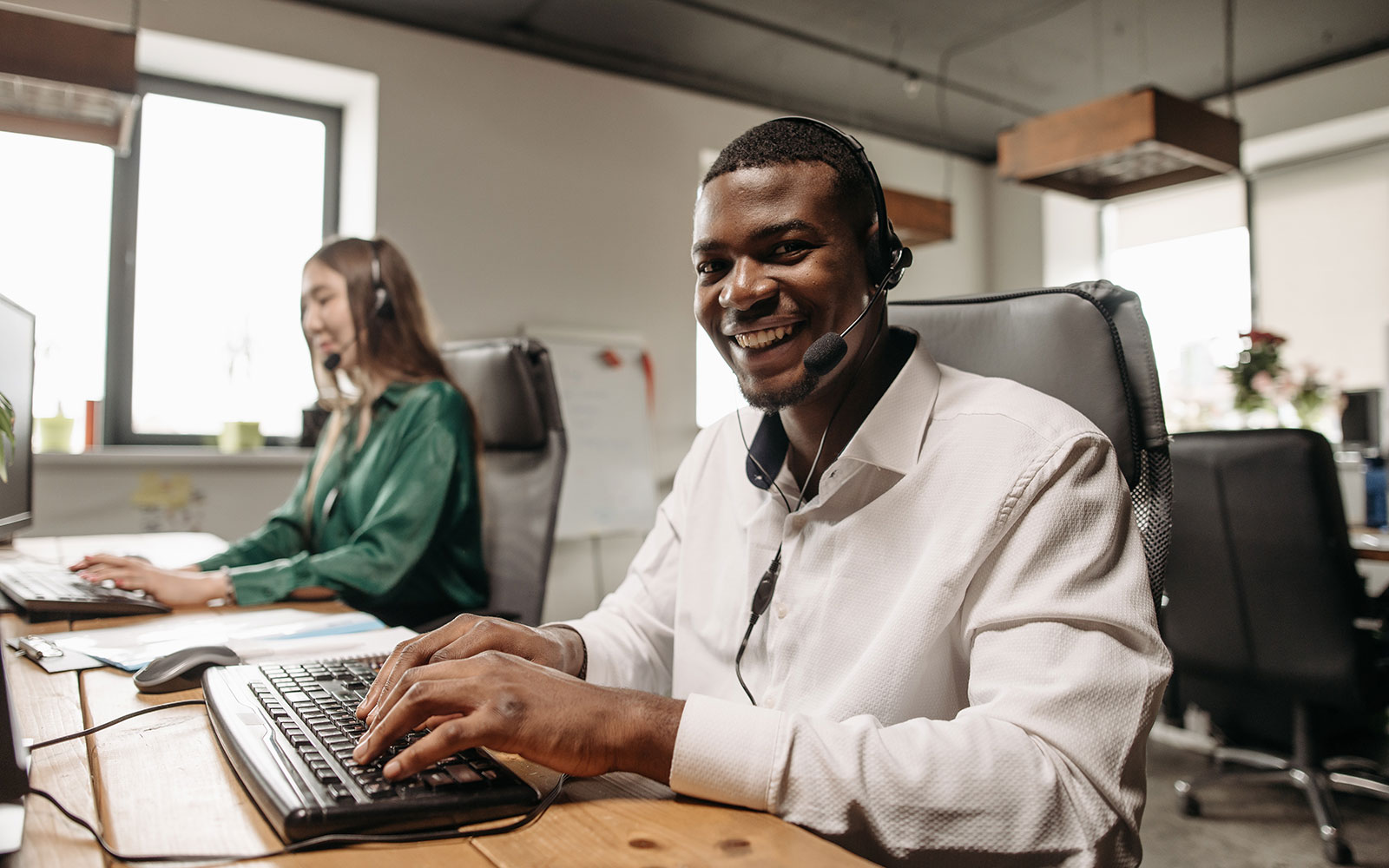What is the IT help desk service? What is an example of a help desk service?